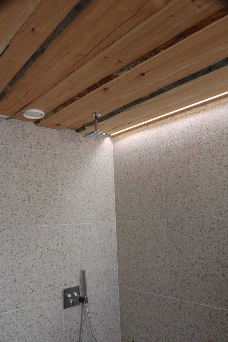 Feria de la Vivienda 2019: Cinta de led en un techo serrado de Tuppeen, pared de al lado. Ledstore.fi