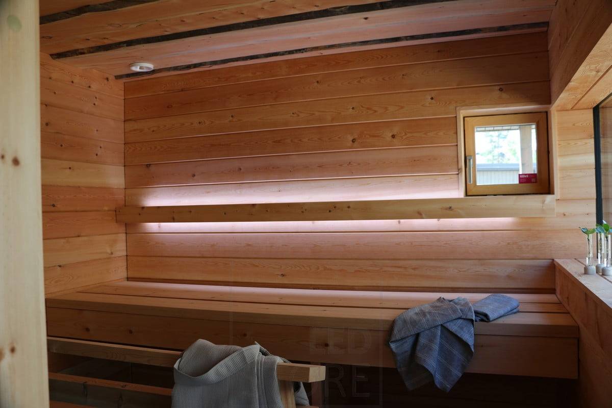 Feria de la Vivienda 2019: Cinta led en la sauna detrás del respaldo. Luz arriba y abajo. Ledstore.fi