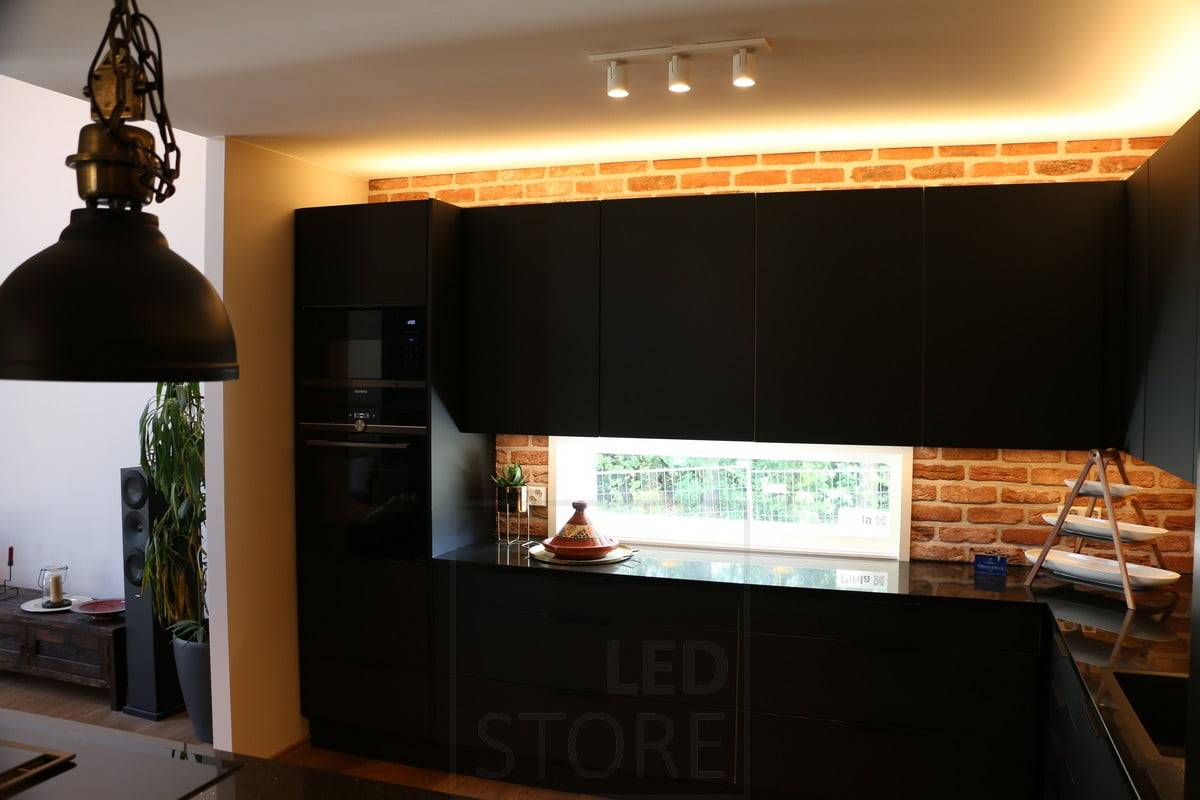 Feria de la Vivienda 2019: Cocina negra luz indirecta encima de un armario. Ledstore.fi