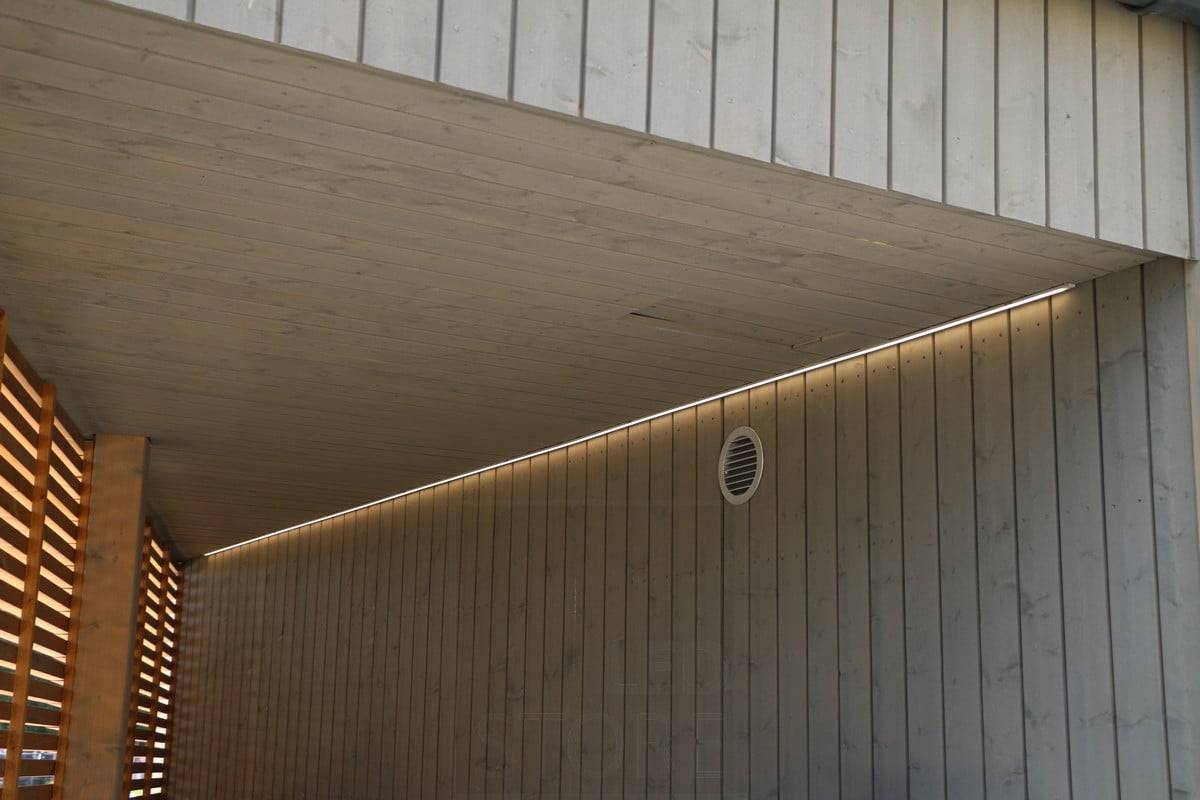 Feria de la Vivienda 2019: tira de luz led en el techo de una marquesina junto a una pared. Ledstore.fi