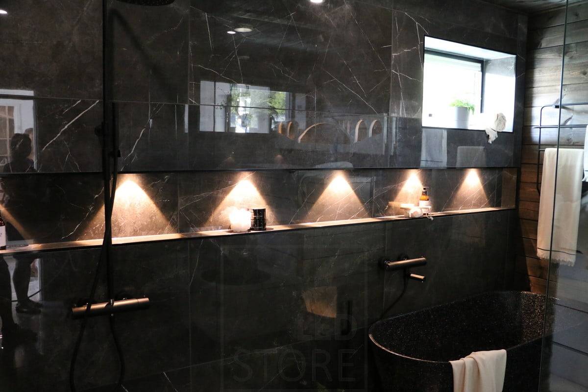 Feria de la Vivienda 2019: Pequeños focos led sobre un estante de jabón como iluminación de acento. Ledstore.fi