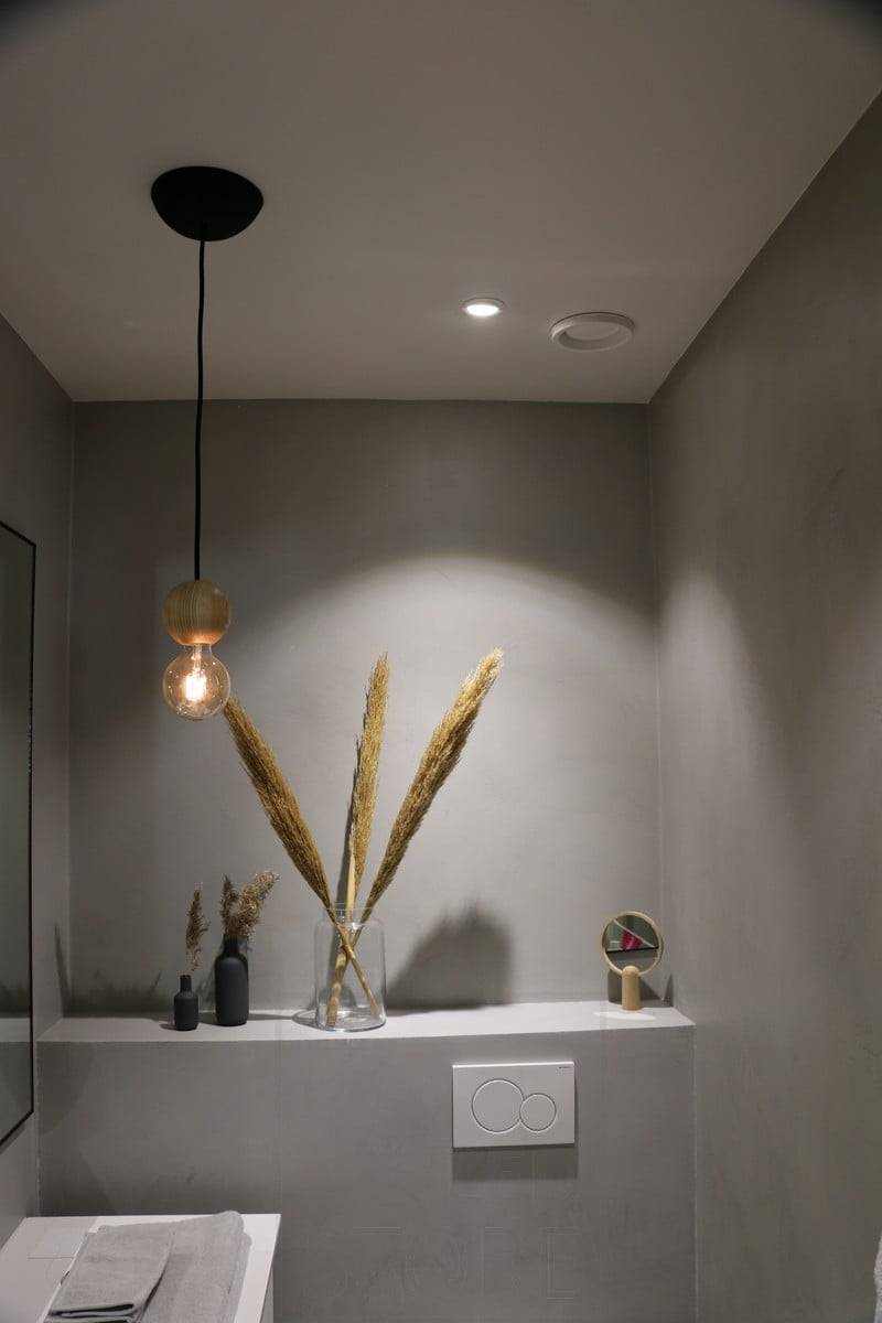 Feria de la Vivienda 2019: Foco LED en el techo del aseo crea un bonito patrón de luz en la pared y resalta la estantería. Ledstore.fi