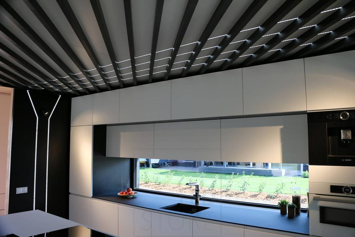 Feria de la Vivienda 2019: Listón led en perfil negro, bajo las vigas. Los perfiles led iluminan la cocina a la vez que actúan como elemento decorativo. Ledstore.fi