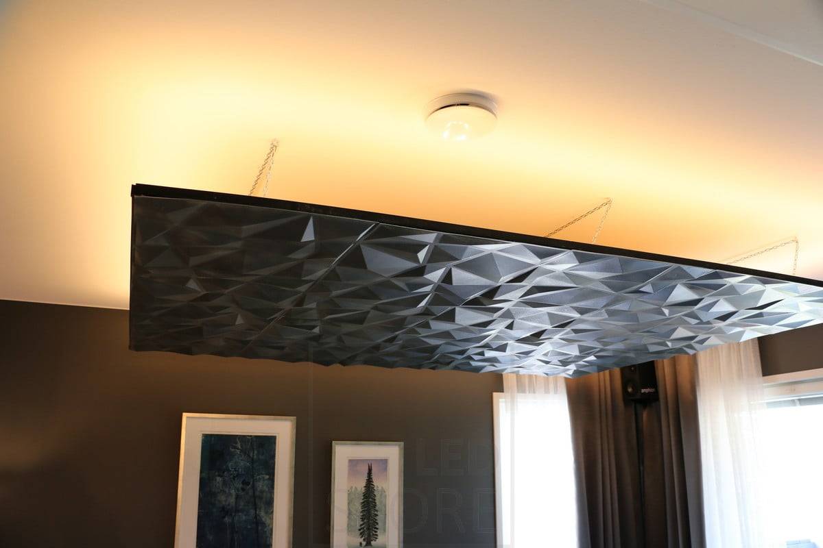 Feria de la Vivienda 2019: Luz indirecta desde la parte superior de un panel abatible. La iluminación es atmosférica y resalta la losa del techo. Ledstore.fi