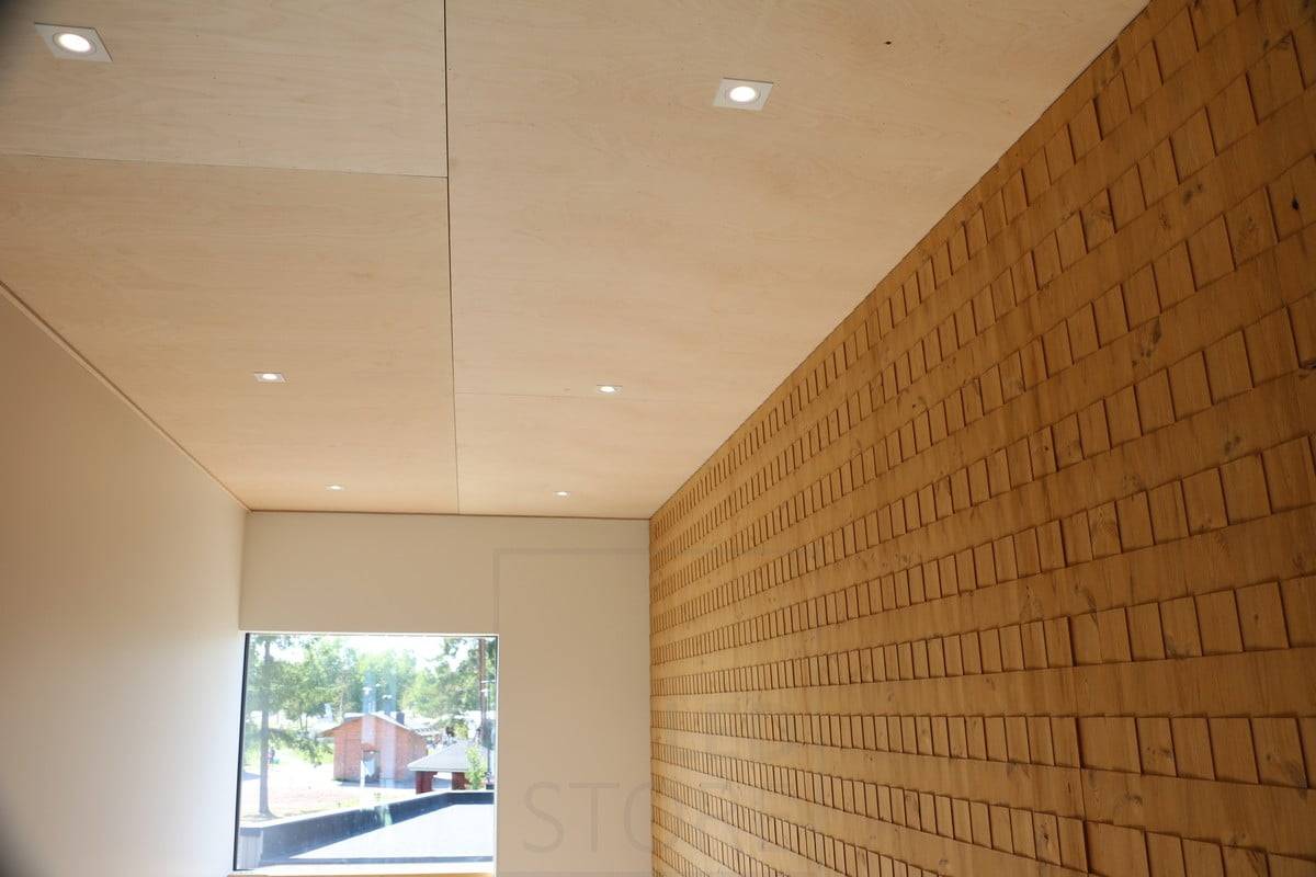 Feria de la Vivienda 2019: KANTTI led spots en techo de madera contrachapada. Ledstore.fi