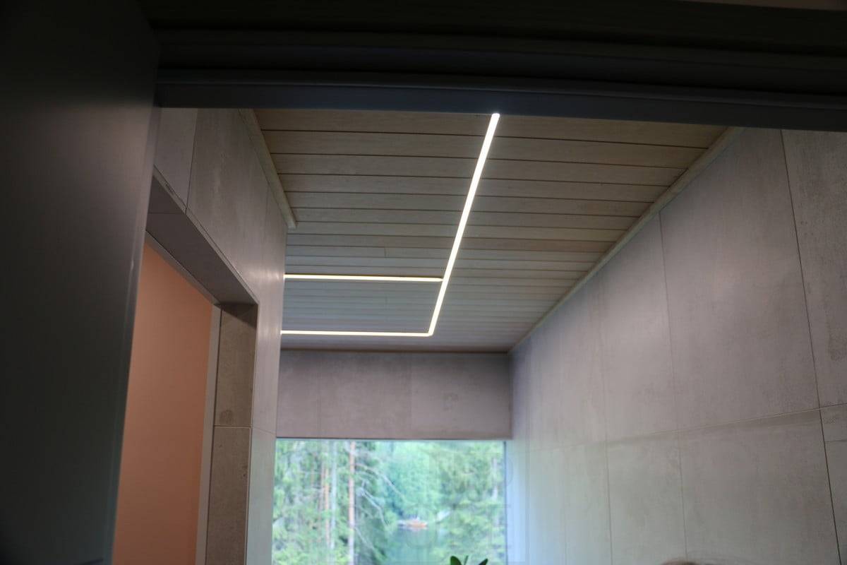 Feria de la Vivienda 2019: Tira de leds en el techo, instalada en un estrecho perfil empotrado. Ledstore.fi