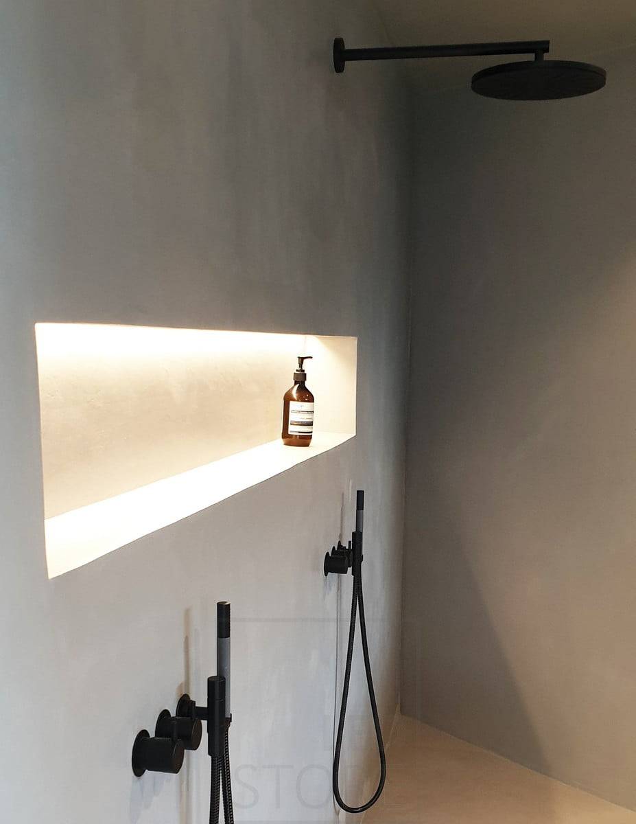 Feria de la Vivienda 2020: cinta de leds en una larga estantería para jabones, iluminada desde la esquina superior. Ledstore.fi