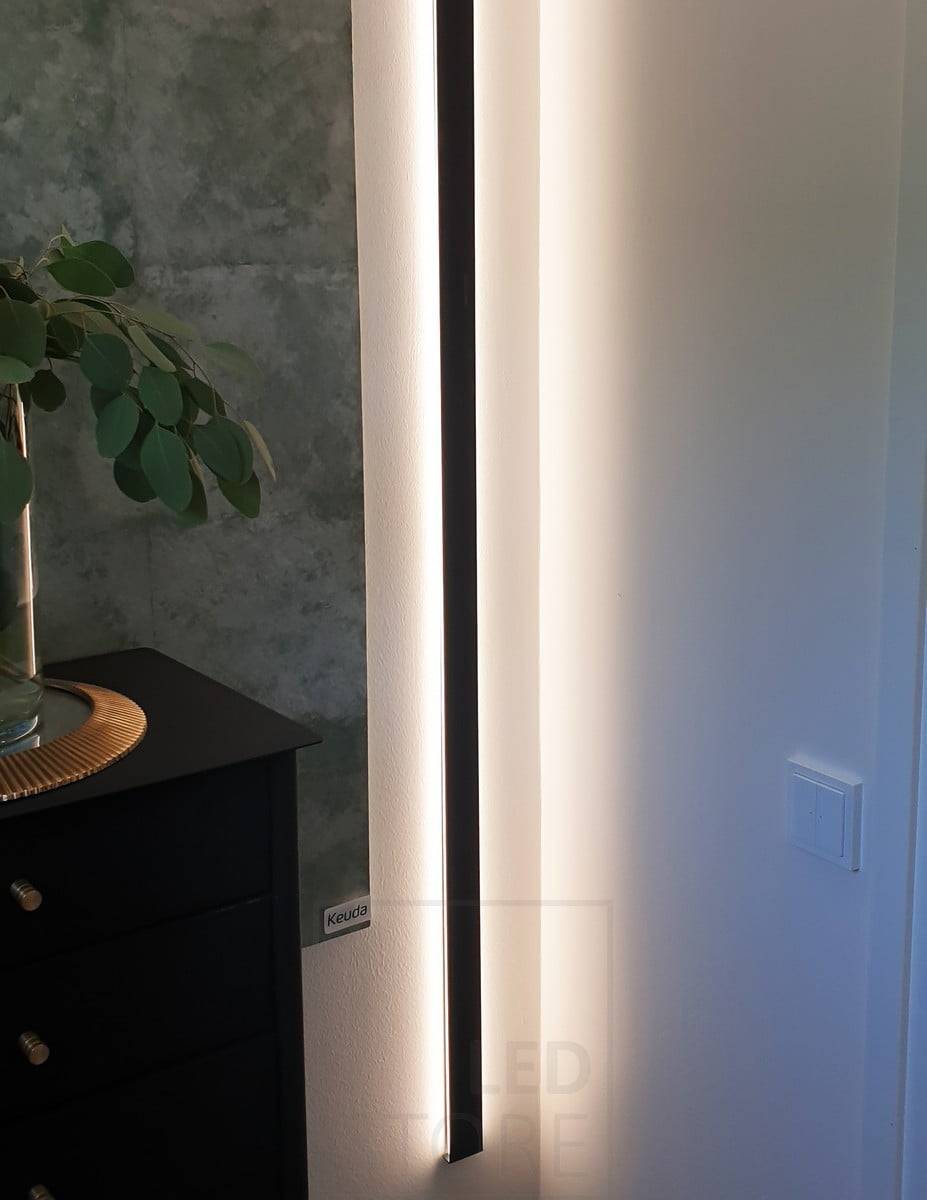Feria de la Vivienda 2020: tira led en un perfil INDIRECTO 2 negro en un aseo. Ledstore.fi