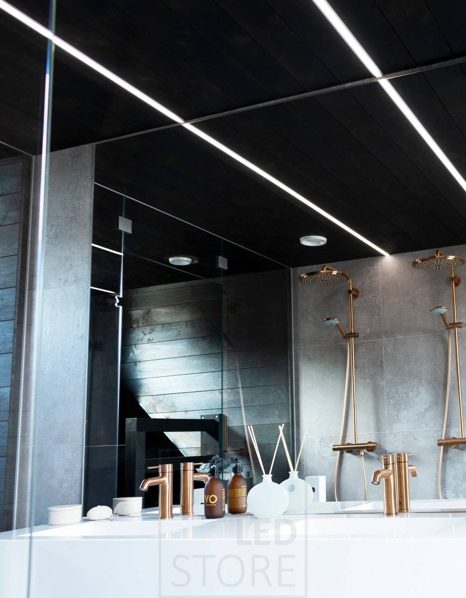 Feria de la Vivienda 2020: perfiles empotrados estrechos en el techo negro del lavabo. Ledstore.fi