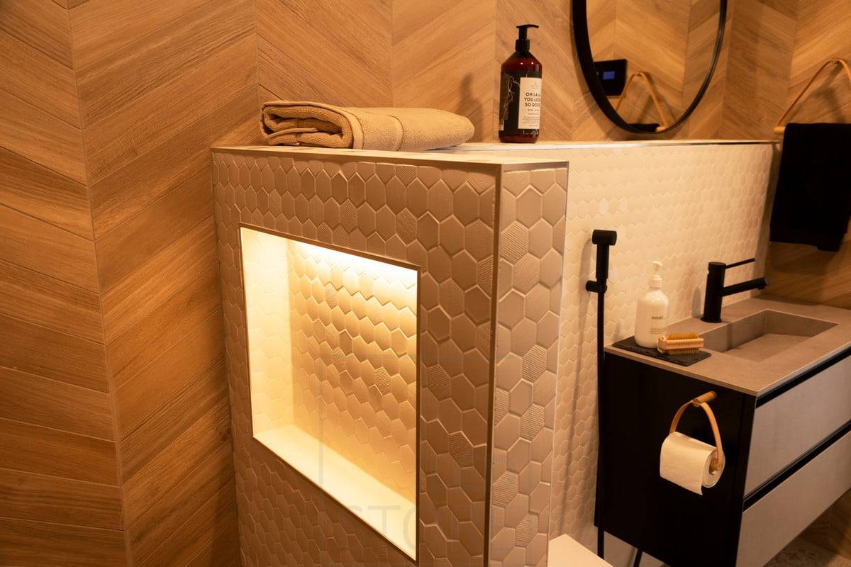 Feria de la Vivienda 2020: empotramiento en pared de ducha con tira led. Ledstore.fi