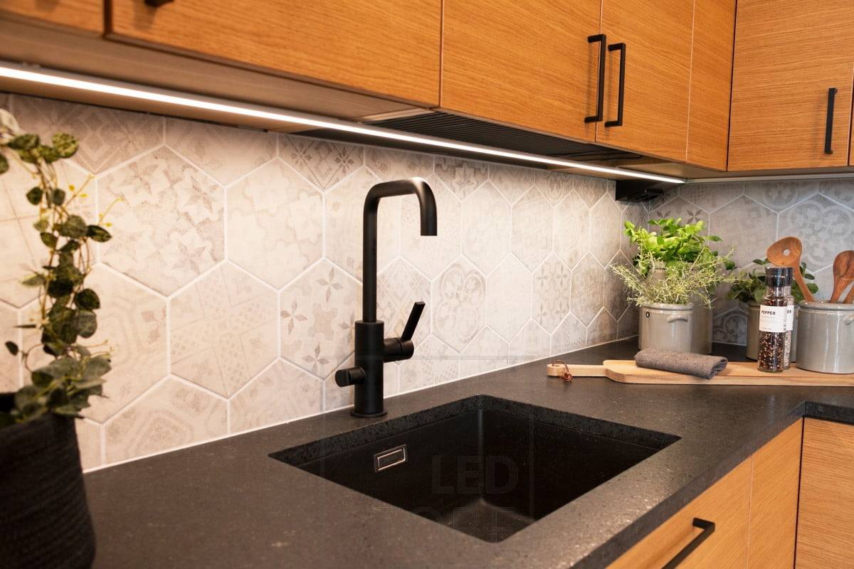 Feria de la Vivienda 2020: luz de encimera en una cocina de roble. Lestore.fi
