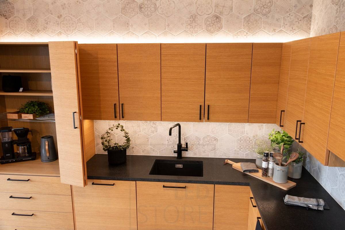Feria de la Vivienda 2020: luces indirectas sobre los armarios de la cocina e iluminando la encimera en la cocina de roble. Ledstore.fi