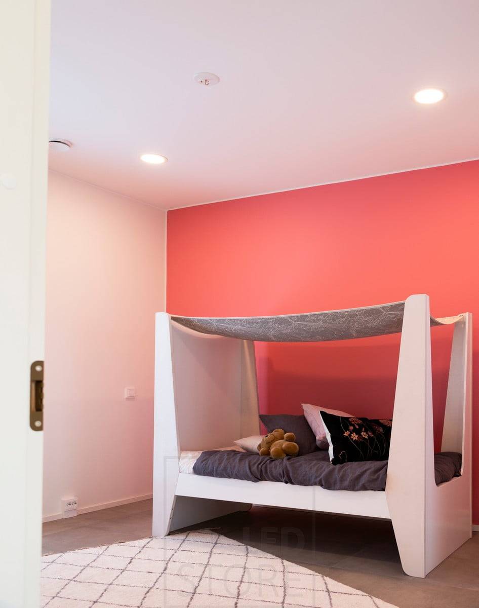 Feria de la Vivienda 2020: Plafones redondos de 200mm en el techo del dormitorio, pared roja. Ledstore.fi
