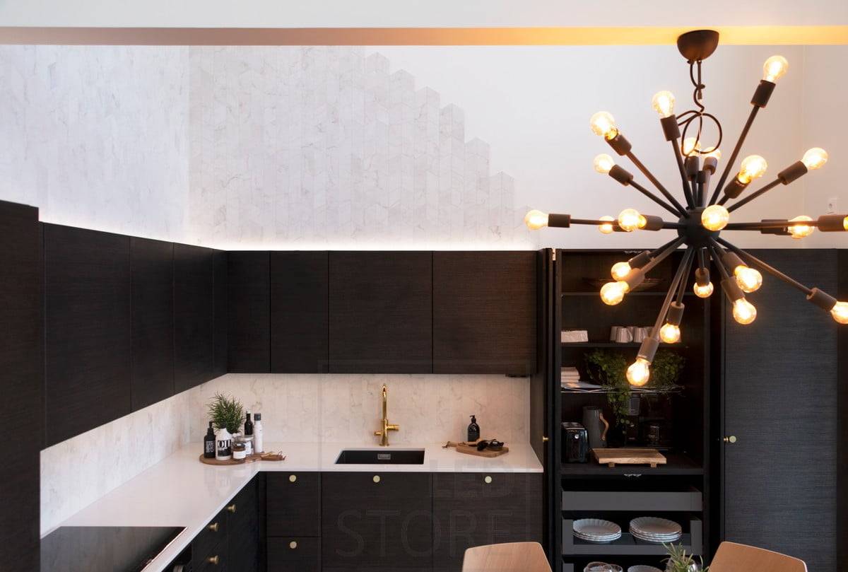 Feria de la Vivienda 2020: luz tenue sobre un mueble de cocina negro. Ledstore.fi