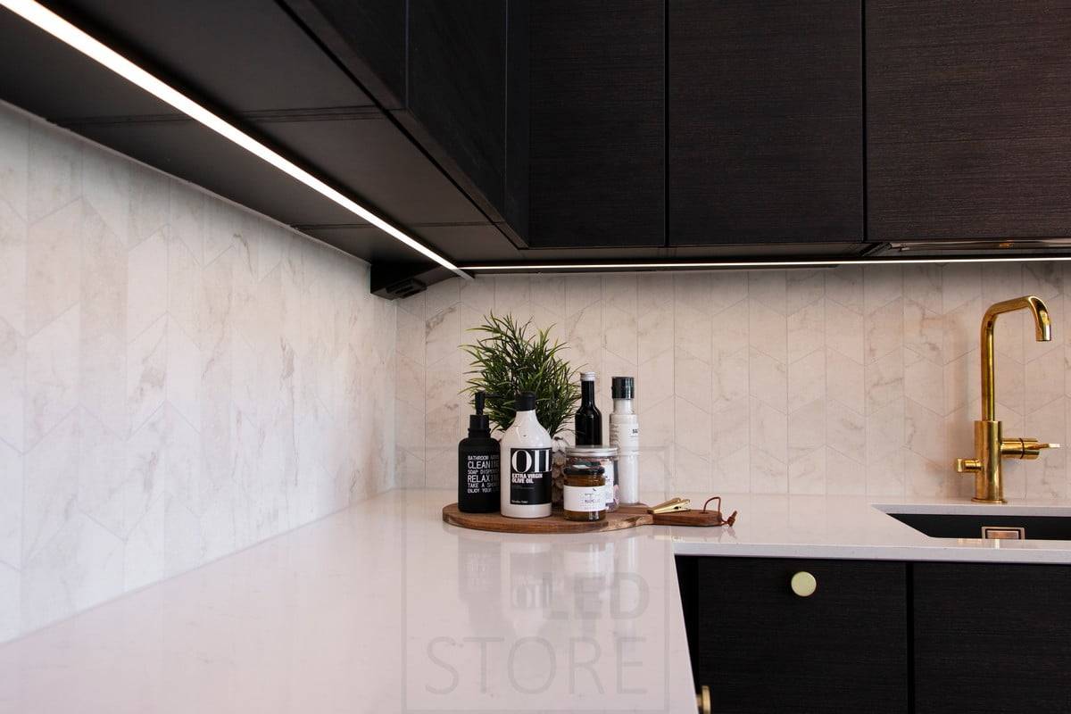 Feria de la Vivienda 2020: tiras de led para iluminación de encimeras, tira de led montada sobre un perfil de superficie negro. Ledstore.fi