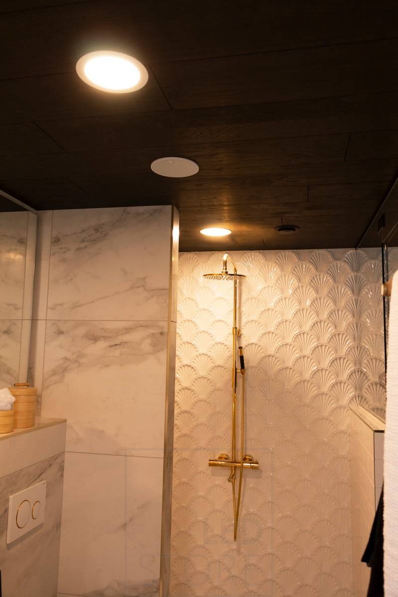 Feria de la Vivienda 2020: plafón en el techo de la ducha. Observe cómo la luz se refleja en la alcachofa de la ducha. Ledstore.fi