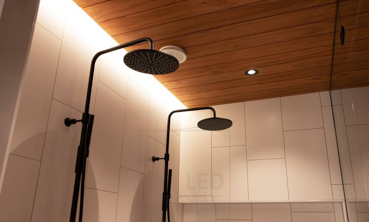 Feria de la Vivienda 2020: luz cálida indirecta sobre las duchas. Ledstore.fi