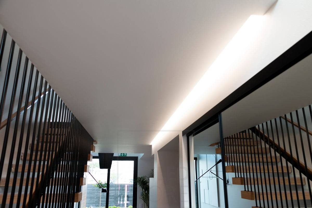 Feria de la Vivienda 2020: luz indirecta larga en el pasillo para una iluminación atmosférica. Ledstore.fi