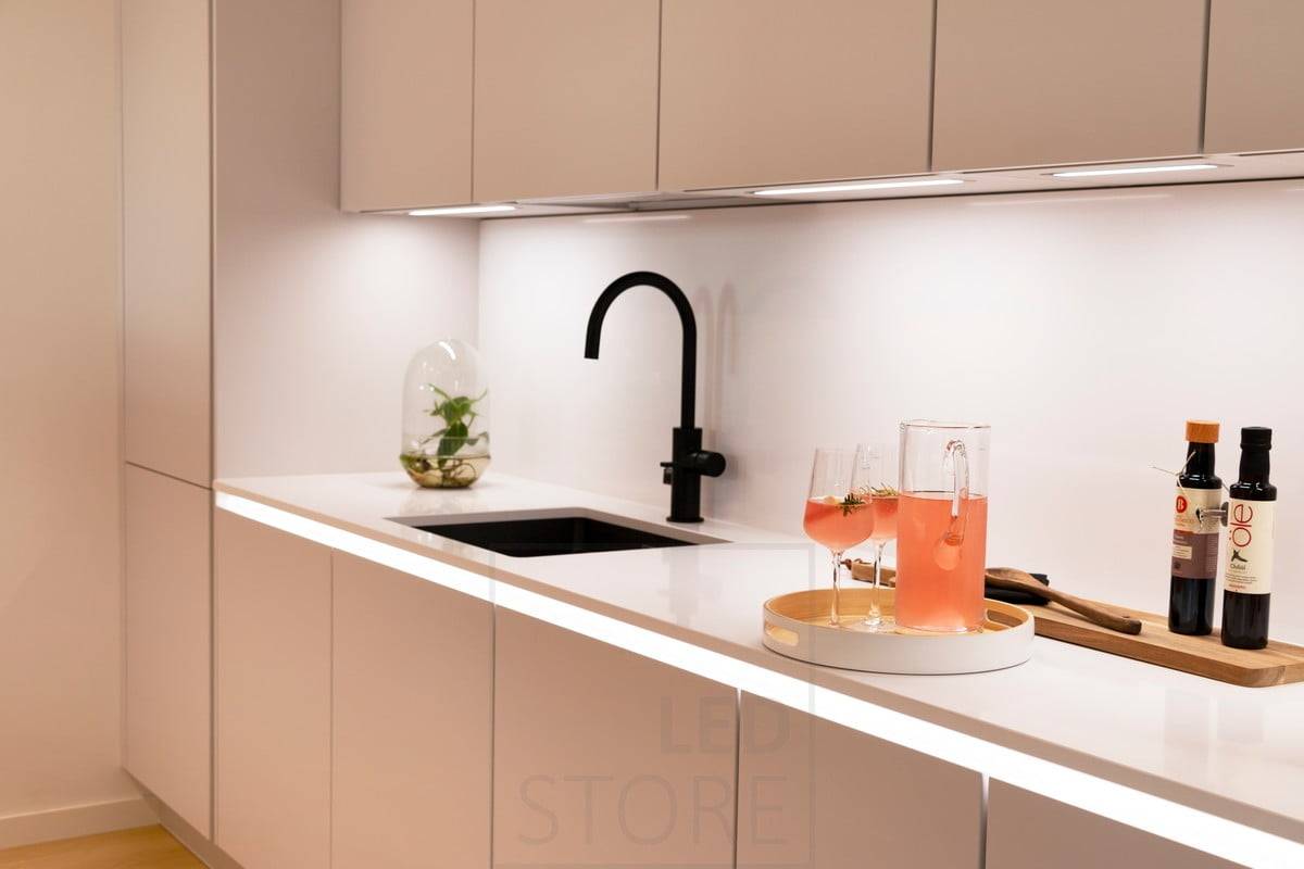 Feria de la Vivienda 2020: luces de encimera de cocina por tramos, empotradas en la parte inferior de los armarios. Otra tira led iluminando la luz indirecta bajo encimera. Ledstore.fi
