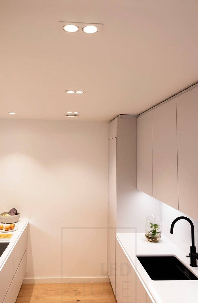 Feria de la Vivienda 2020: focos dobles en el techo de la cocina como iluminación general. Tira de leds iluminando la encimera. Ledstore.fi
