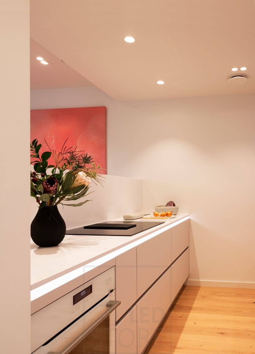 Feria de la Vivienda 2020: un perfil Led en la parte inferior de la encimera de la cocina iluminando con luz indirecta. Focos como iluminación general. Ledstore.fi