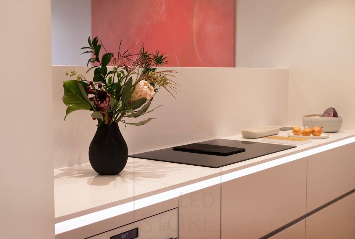 Feria de la Vivienda 2020: un perfil Led en la parte inferior de la encimera de la cocina iluminando con luz indirecta. Ledstore.fi
