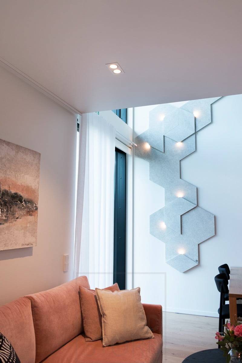 Feria de la Vivienda 2020: un foco doble en el techo del salón como iluminación general. Ledstore.fi