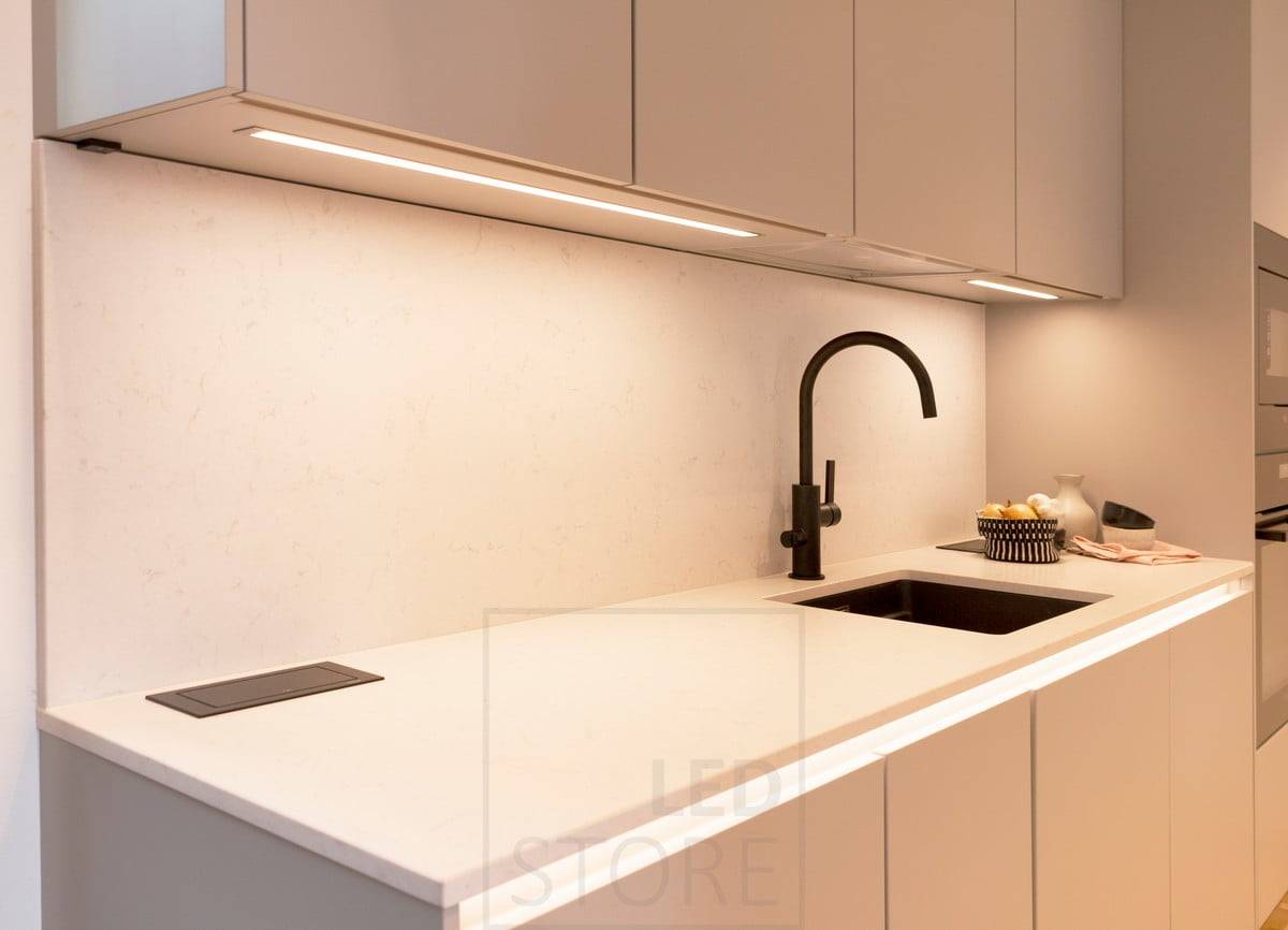 Feria de la vivienda 2020: encimera de cocina iluminada por tiras de LED incrustadas en la parte inferior de los armarios. Además, una tira de LED bajo el nivel ilumina la luz indirecta. Ledstore.fi
