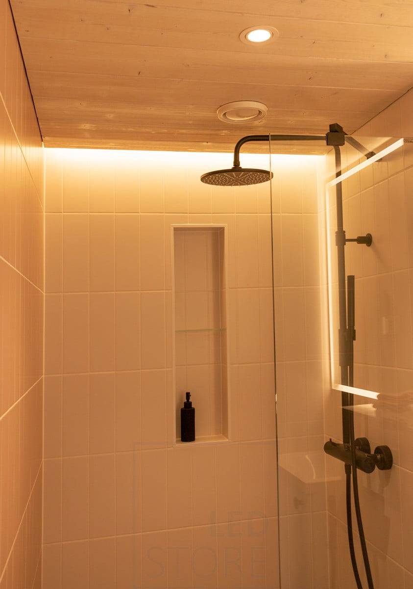 Housing Fair 2020: luz cálida indirecta en el techo del baño, realizada con una tira de LED detrás del perfil del techo. Ledstore.fi