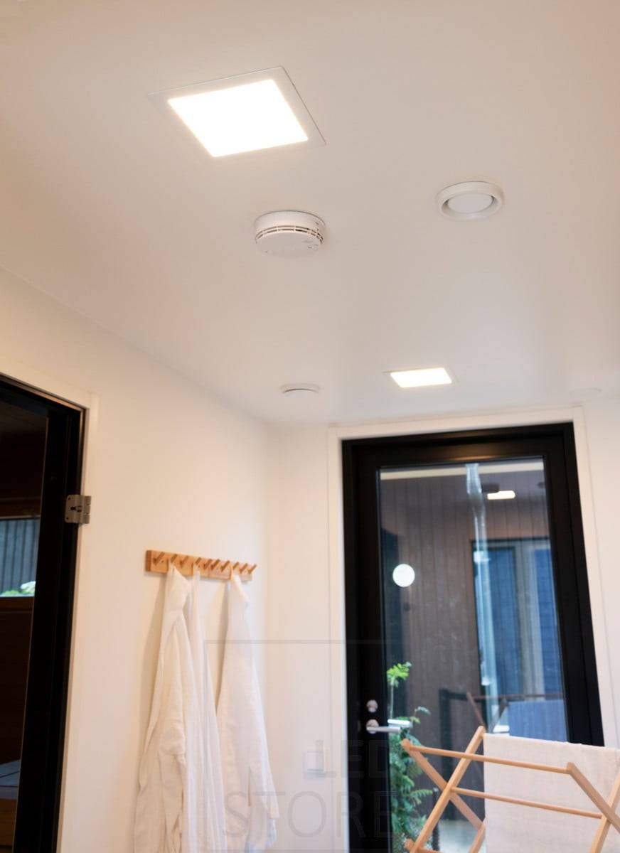 Feria de la vivienda 2020: paneles led 300x300 en baño. El panel led tiene un diseño minimalista y minimalista. Ledstore.fi