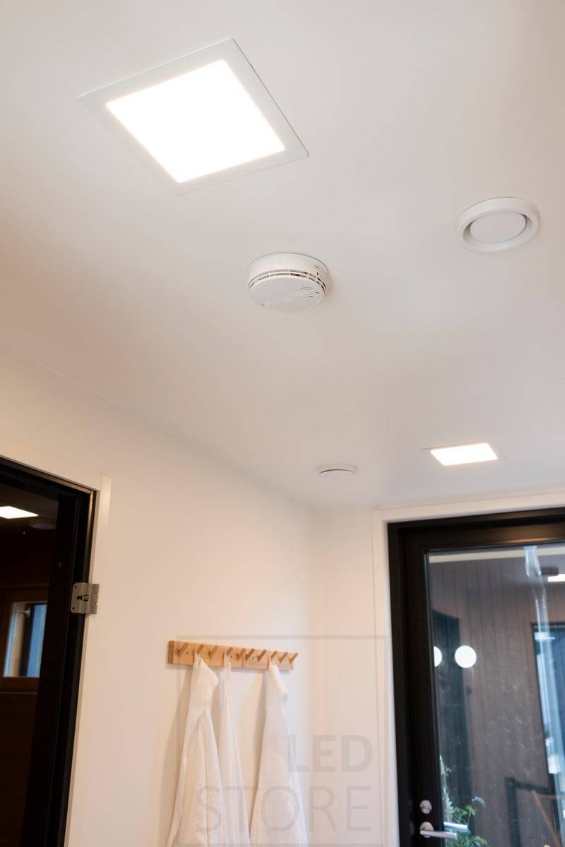 Feria de la Vivienda 2020: paneles led 300x300 iluminan el baño para una iluminación general uniforme y agradable. Ledstore.fi