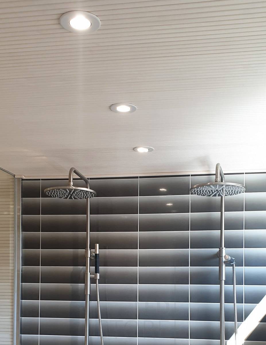 Feria de la Vivienda 2020: manchas blancas redondas en el techo del lavabo. Ledstore.fi