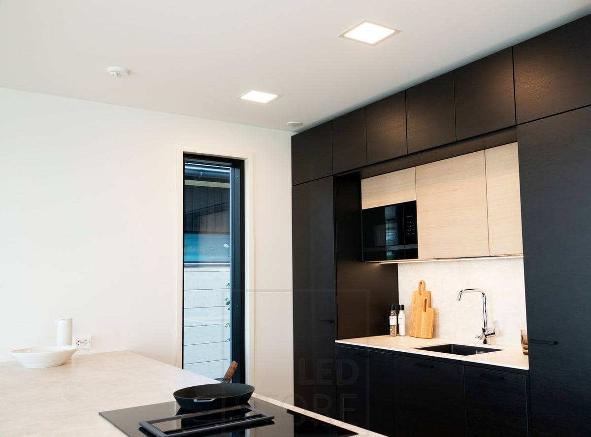 Feria de la Vivienda 2020: Paneles led 300x300 en el techo de la cocina para una iluminación general eficiente. Tira de leds iluminando el nivel de la cocina. Ledstore.fi