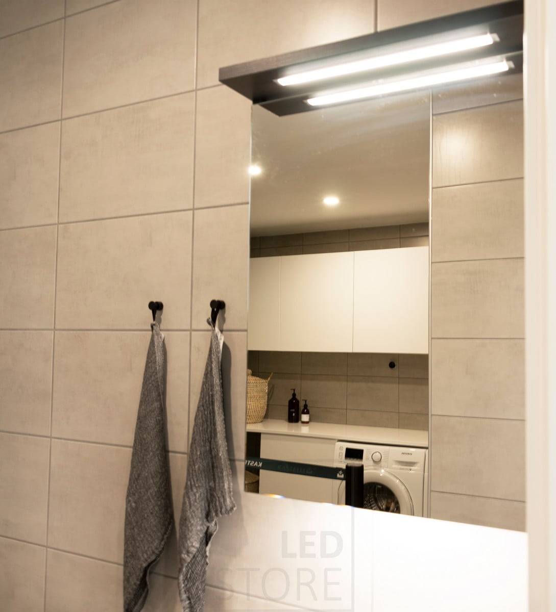 Feria de la Vivienda 2020: un armario con espejo iluminando un cuarto de baño.