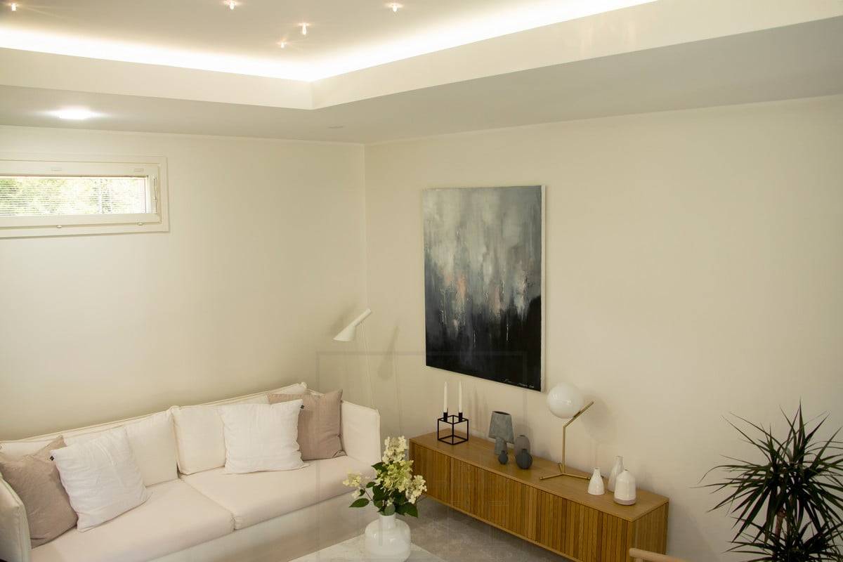 Feria de la Vivienda 2019: Una pinza desplegable en el techo a modo de perímetro. Luz indirecta con tira led. Ledstore.fi