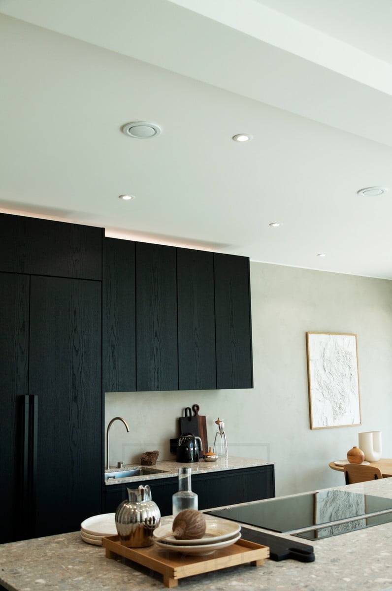 Feria de la Vivienda 2020: luz indirecta en la cocina por encima de los armarios y focos que crean una iluminación general eficaz. Ledstore.fi