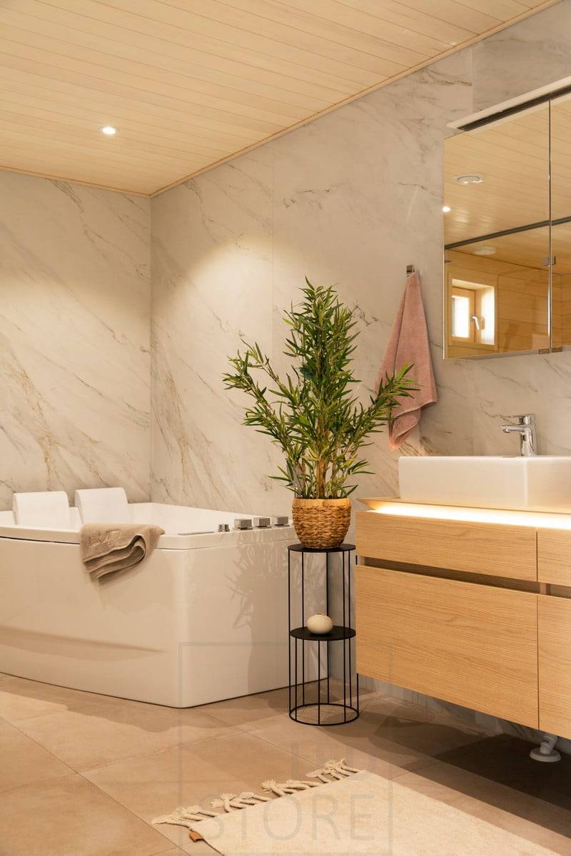 Feria de la Vivienda 2020: focos led en el techo del baño y tira led bajo el nivel para luz indirecta. Ledstore.fi