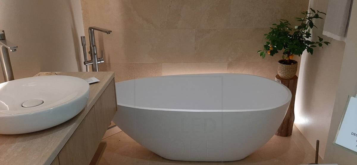 Feria de la Vivienda 2021: Cinta de leds en el suelo detrás de la bañera. Ledstore.fi