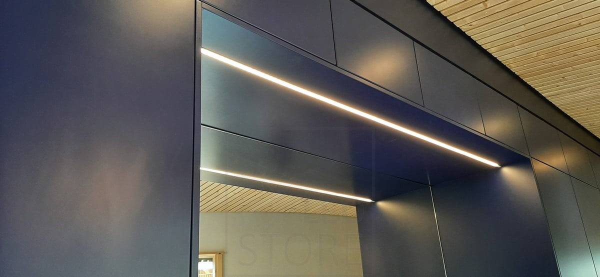 Feria de la Vivienda 2021: Cinta de leds empotrada en un mueble negro. Ledstore.fi