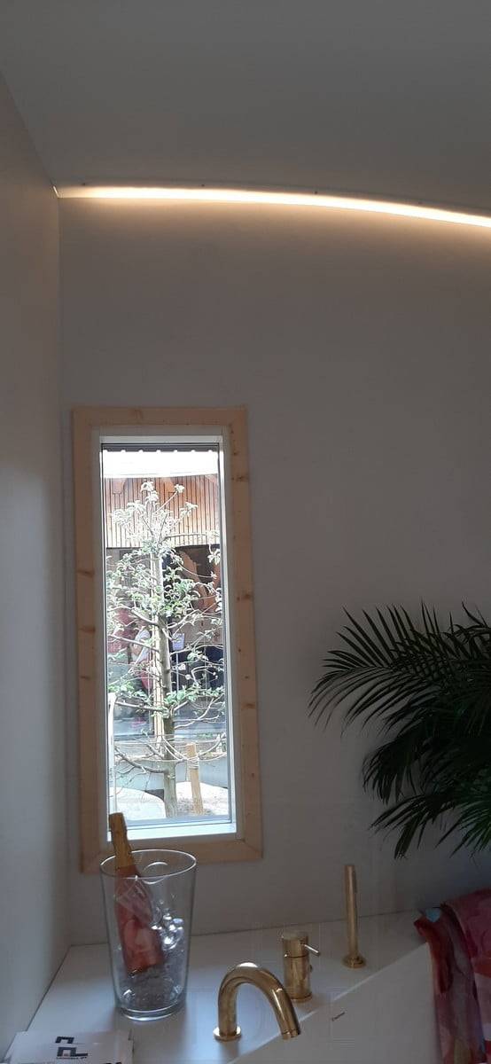 Feria de la Vivienda 2021: Luz indirecta en las paredes curvas de una casa. Ledstore.fi