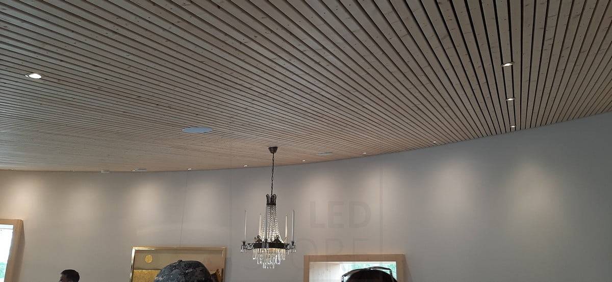 Feria de la Vivienda 2021: iluminación puntual en el techo curvo. Ledstore.fi