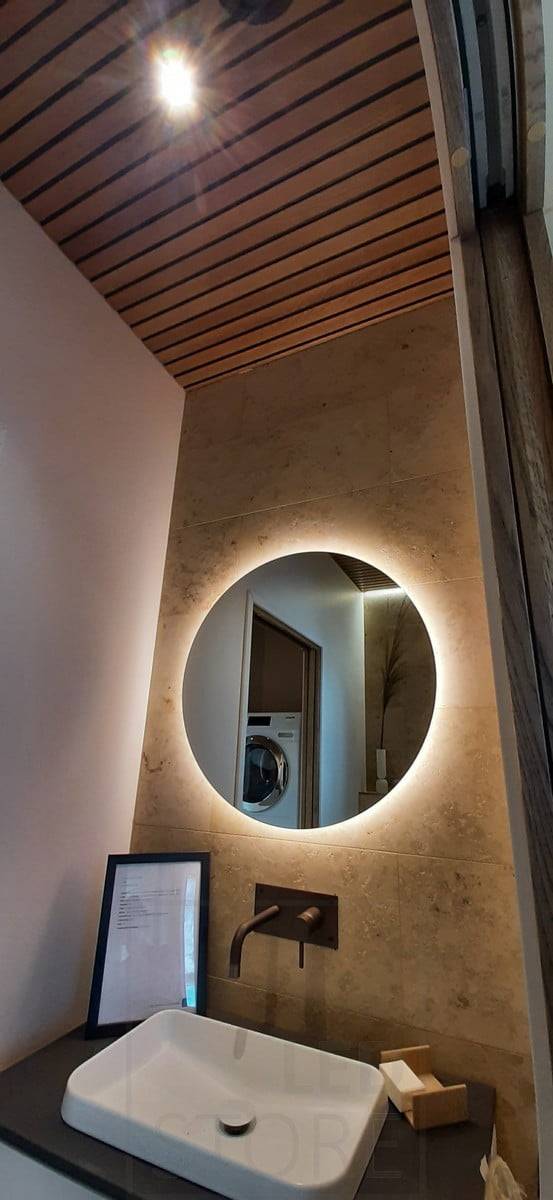 Housing Fair 2021: Un foco Led redondo en un cuarto de baño para proporcionar luz indirecta y atmosférica. Ledstore.fi