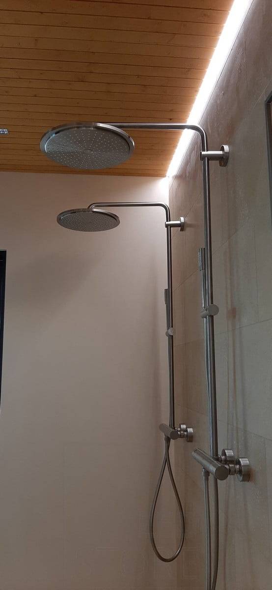 Feria de la Vivienda 2021: Perfil led en el techo del lavabo, detrás de la ducha. Ledstore.fi