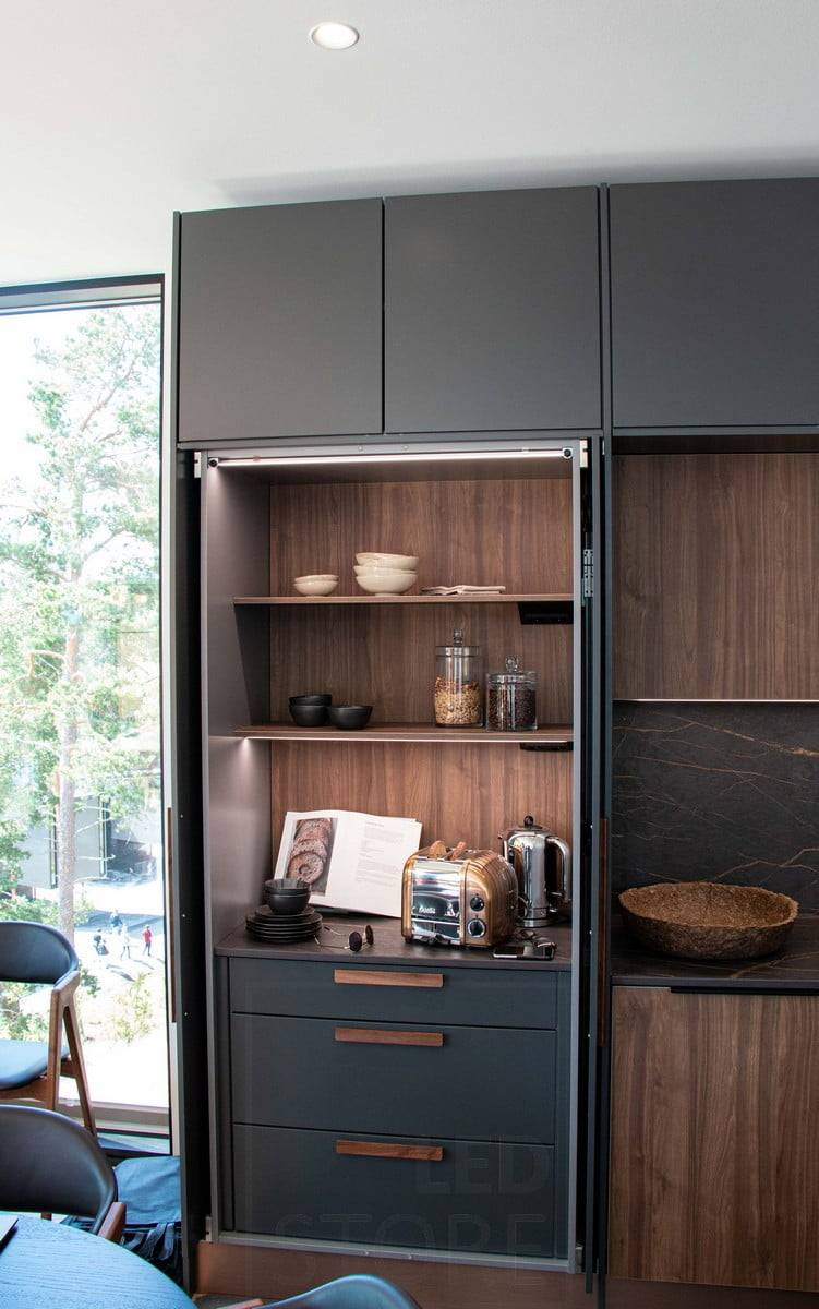 Feria de la Vivienda 2022: Perfiles led en un mueble de desayuno, empotrados en estantes. Ledstore.fi