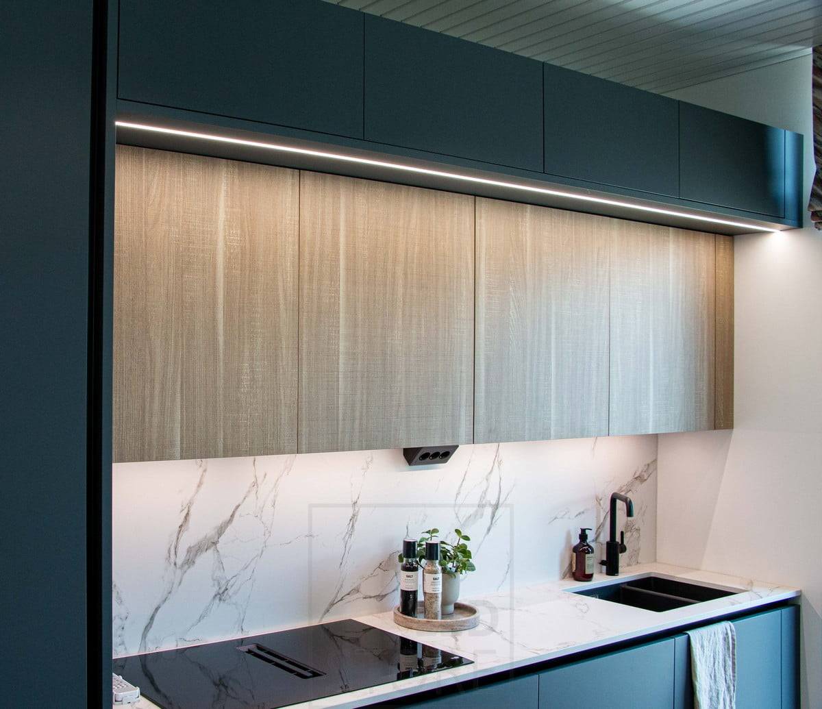 Feria de la Vivienda 2022: Perfil led estrecho empotrado en mueble de cocina. Luz en 2 niveles. Ledstore.fi