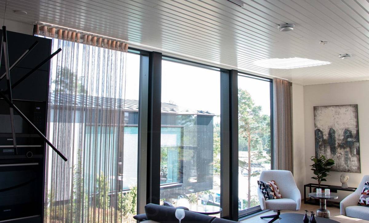 Housing Fair 2022: Perfil led blanco empotrado en la junta de un panel de techo. Ledstore.fi
