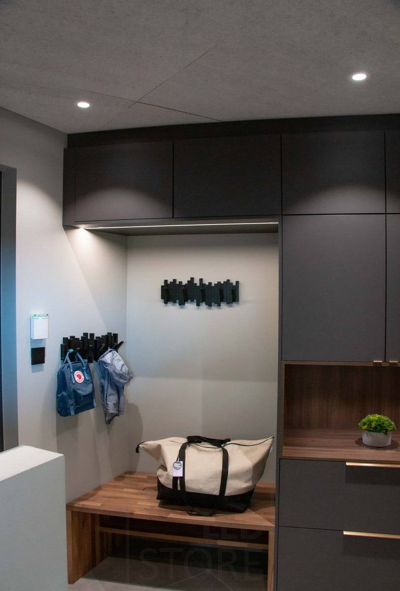 Feria de la Vivienda 2022: Perfil led estrecho empotrado en el mueble del pasillo. Ledstore.fi