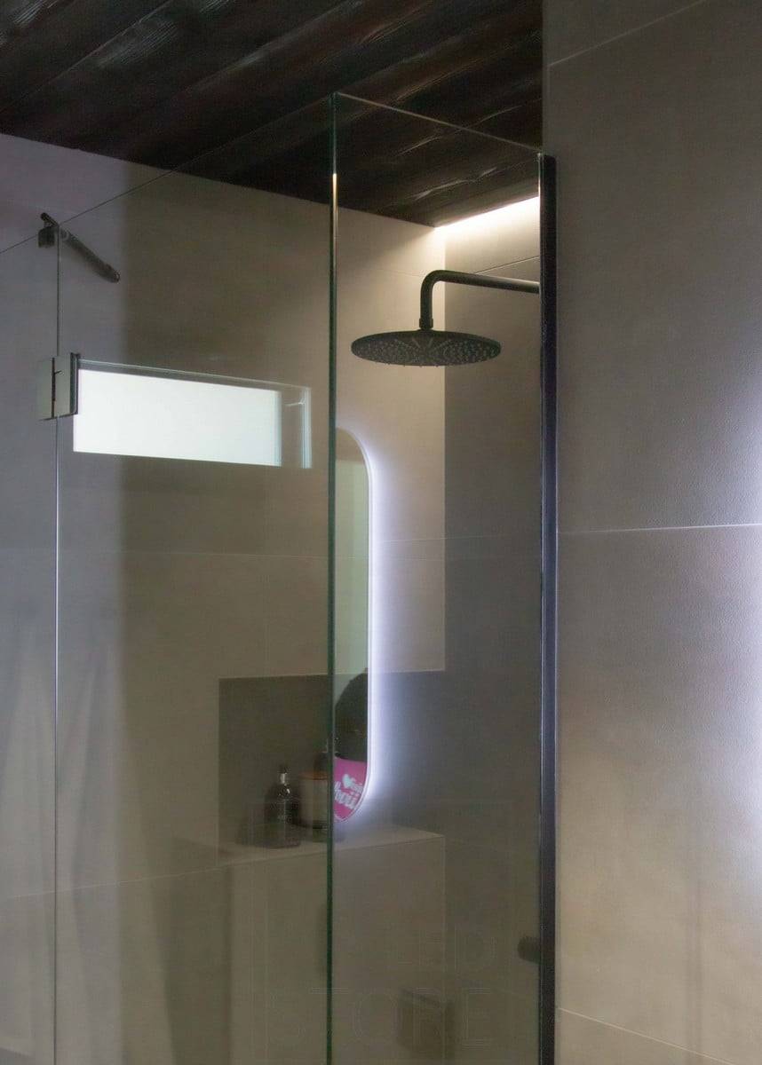 Feria de la Vivienda 2022: Tira de led en el techo de la ducha indirectamente, panel oscuro. Ledstore.fi