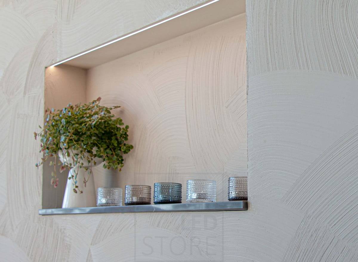 Feria de la Vivienda 2022: Tira de leds como luz de estantería en una pared de yeso. Ledstore.fi