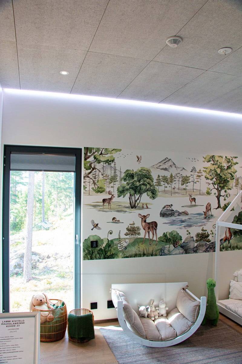 Feria de la Vivienda 2022: Cinta de leds en perfil estrecho enrasado, borde de baldosa acústica KONTO gris, habitación infantil. Imagen vertical. Ledstore.fi